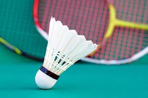 wit shuttle Aan groen achtergrond, wazig badminton racket achtergrond. zacht en selectief focus. foto