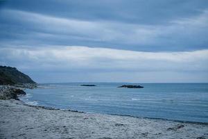 gejaagd, Denemarken Aan de klif met uitzicht de zee. Baltisch zee kust, met gras begroeid weide foto