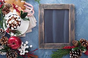 Kerstmis heet chocola met ornamenten foto