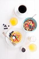 ontbijt wafels met vers bessen foto