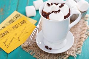 pinda boter heet chocola met marshmallows foto