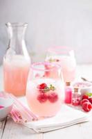 framboos limonade in een glas foto