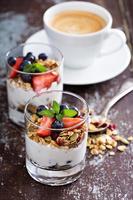 ontbijt parfait met eigengemaakt muesli foto