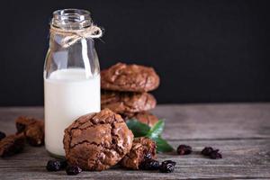 chocola koekjes en melk foto