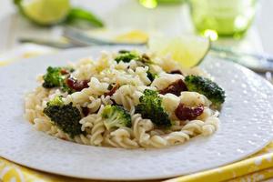 pasta met broccoli en droog tomaten foto