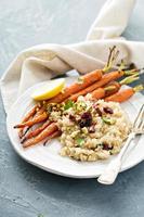 warm quinoa salade met geroosterd wortels foto