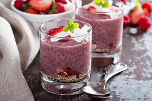 aardbei chia pudding in bril foto