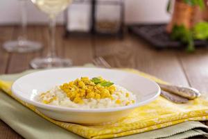 veganistisch risotto met gebakken maïs foto