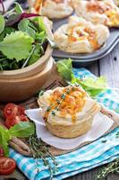 mini quiche met bladerdeeg foto