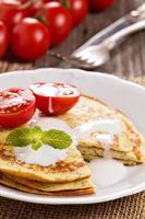 hartig pannekoeken met tomaten foto