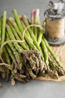 vers groen asperges Aan de tafel foto