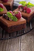 chocola mousse brownies met framboos foto