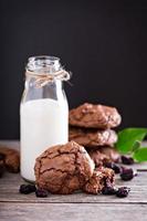 chocola koekjes en melk foto