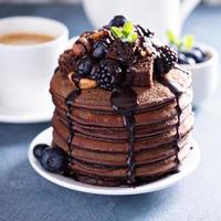 stack van chocola pannekoeken met toppings foto