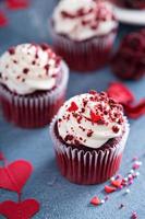 rood fluweel cupcakes voor valentijnsdag dag foto