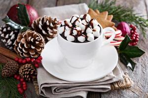 Kerstmis heet chocola met ornamenten foto