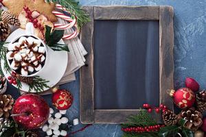 Kerstmis heet chocola met ornamenten foto