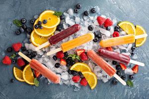 verscheidenheid van ijs ijslollys met fruit foto