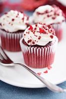 rood fluweel cupcakes voor valentijnsdag dag foto