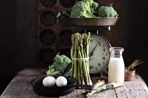 Koken met asperges en eieren foto