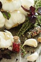 knoflook, kruiden en specerijen Aan een houten tafel foto