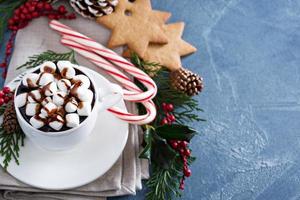 Kerstmis heet chocola met ornamenten foto