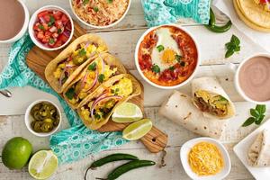 verscheidenheid van Mexicaans keuken gerechten Aan een tafel foto
