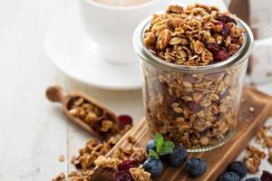 eigengemaakt muesli in een glas pot foto