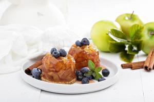 appel cakes met bosbessen foto