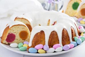 Pasen taart met kleurrijk vulling en glazuur foto