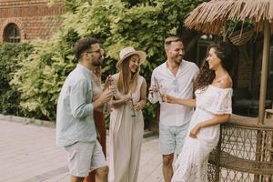 groep van jong mensen juichen en hebben pret buitenshuis met drankjes foto