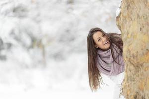 jonge vrouw in de winter foto