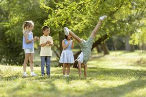 groep van Aziatisch en Kaukasisch kinderen hebben pret in de park foto