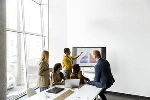 groep van multi-etnisch bedrijf mensen werken samen en voorbereidingen treffen nieuw project Aan een vergadering in kantoor foto