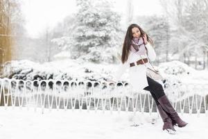 jonge vrouw in de winter foto