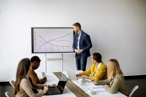 groep van multi-etnisch bedrijf mensen werken samen en voorbereidingen treffen nieuw project Aan een vergadering in kantoor foto