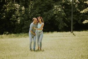 gelukkig jong koppel verliefd op het grasveld foto