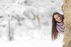 jonge vrouw in de winter foto