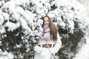 jonge vrouw in de winter foto