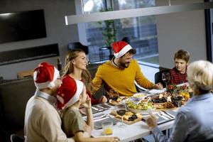 gelukkig multi generatie familie vieren nieuw jaar Bij huis foto