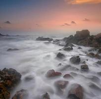 lang blootstelling foto van een rotsachtig strand. generatief ai.