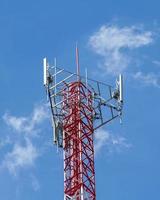 hoog telefoon polen zijn klaar naar verdelen internet en telefoon signalen voor de openbaar naar maken vol gebruik van hen tegen de achtergrond van de mooi natuurlijk middag wit en blauw lucht. foto