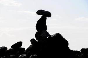 de boeddhistisch traditioneel steen piramides silhouet foto