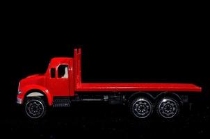 rood vrachtauto Aan zwart achtergrond foto