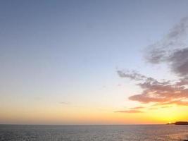 de atlantic oceaan Bij de kanarie eilanden Bij zonsondergang foto