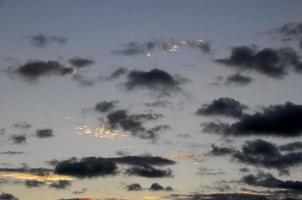 gekleurde wolken bij zonsondergang foto