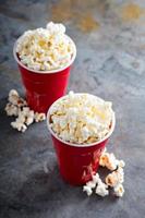 popcorn in rood cups foto