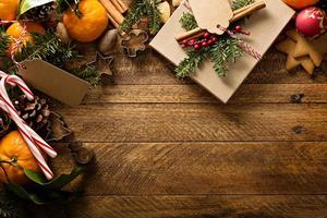 Kerstmis achtergrond met noten, decoraties en snoep riet foto