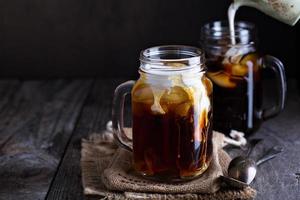 bevroren koffie met melk in metselaar potten foto