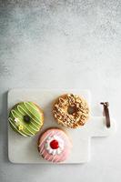 zoet donuts Aan een portie bord overhead visie foto